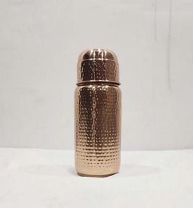 Bouteille d'eau en cuivre pur de style indien traditionnel pour le bien-être ayurvédique et l'amélioration de la santé naturelle - Product Image 1