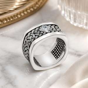 Anello Geometrico da Uomo con Taglio Princess e Montatura a Castone, Gioiello Classico per Ogni Giorno - Product Image 3