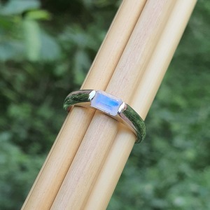 Bijoux délicats et intemporels bague en pierre de lune flashy bleu naturel laiton plaqué argent forme baguette taillée à facettes pour bagues unisexes - Product Image 3
