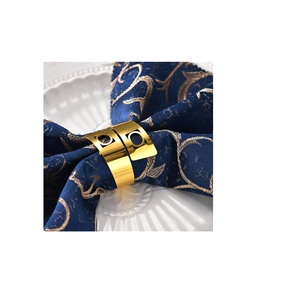 แหวนที่ใส่ผ้าเช็ดปากบนโต๊ะทำจากโลหะเคลือบเงาสีทองรูปทรงรีพร้อมขอบดีไซน์นูนสำหรับเสิร์ฟ - Product Image 5