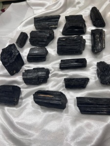 Tourmaline noire naturelle brute de forme irrégulière, cristal de guérison pour le Reiki et le Feng Shui, décoration intérieure et fabrication de bijoux, vente en gros - Product Image 6