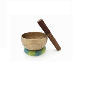 Cuenco de Canto de Color dorado martillado de latón tibetano, hecho a mano, con pelador de madera y cojín para equilibrio de chakras - Product Image 6