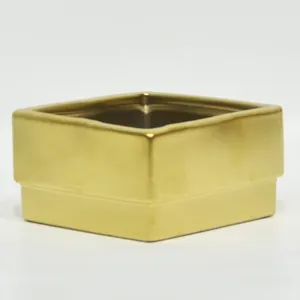 Cuenco de Metal con Acabado Dorado de Lujo, Artículo Decorativo de Diseño Hecho a Mano con Bordes Tallados para Pedidos Internacionales, Florero Fabricado por Zahid Exports - Product Image 1