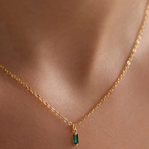 Collier miniature baguette émeraude pierre de naissance en argent sterling 925 plaqué or 14 carats, cadeau pour elle - Product Image 1