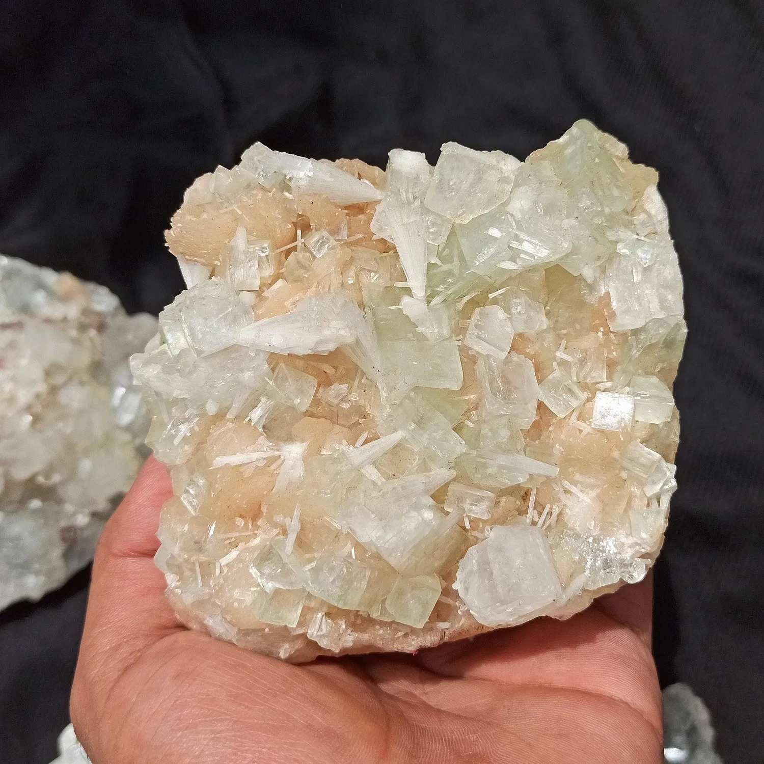 Apophyllite Geode Apophyllite प्राकृतिक कच्चे Apophyllite किसी न किसी खनिज Geode क्लस्टर के लिए सजावट