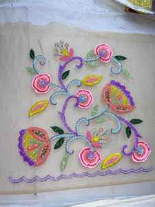 Tissu de mariage en dentelle brodée élégante et luxueuse, tissu en filet non tissé respirant avec des paillettes perlées, idéal pour les filles de mariage - Product Image 4