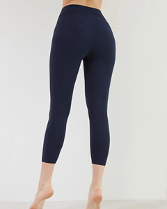 OEM Scrunch Butt Capri Leggings Para Mujeres Capri Longitud Sin Costuras Yoga Pantalones Cortos Que Absorbe La Humedad Ropa de Gimnasio Fabricante Personalizado - Product Image 2