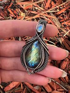 Pendentif Pyramide Unique en Fil de Laiton Doré Vintage avec Perle de Culture d'Eau Douce Labradroit, Malachite et Pierre de Naissance – Idéal pour Mariage - Product Image 6