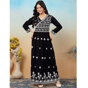 Ensemble Kurti brodé Chikankari pour femmes le plus récent à la mode traditionnelle pour les collections de vêtements de fête disponibles en gros - Product Image 1