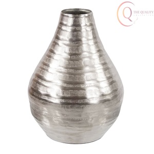 Vase décoratif de table en métal haut de gamme, conçu pour les maisons modernes, les bureaux et les projets de décoration intérieure - Product Image 1