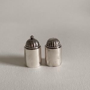 <span class=keywords><strong>Vintage</strong></span> Stijl Handgemaakte Luxe Metalen Zout En Peper <span class=keywords><strong>Shaker</strong></span> En Opbergfles Met Deksel Zilverkleurige Spiegel Polish Spice Tool