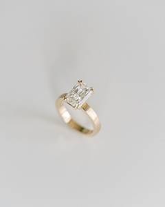 Bague en Moissanite faite à la main de 3.51 carats à coupe radiante en finition satinée avec réglage double quatre griffes et bande mince parfaite pour la proposition - Product Image 1