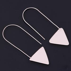 Boucles d'oreilles pendantes sophistiquées en laiton plaqué or 18 carats, charme triangulaire finement travaillé alliant forme minimaliste, cadeau pour femme pour les fêtes - Product Image 1
