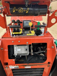 รถตักดินขนาดเล็ก Ditch Witch SK1050 ปี 2018 แบบยืนขับ 37 แรงม้า เครื่องยนต์ดีเซล  น้ำหนักบรรทุก 1062 ปอนด์ พร้อมขาย - Product Image 6