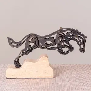 Black Horse Running Escultura humana Decoración de mesa Diseño atractivo Escultura de aluminio Mesa de calidad premium - Product Image 1