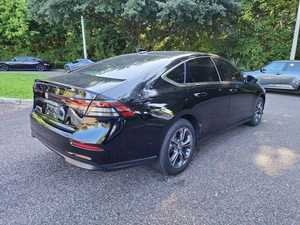 Véhicule d'occasion 2023 EX FWD Sièges en tissu foncé Régulateur de vitesse adaptatif (ACC) Ventes Flash En excellent état Prêt à rouler - Product Image 3