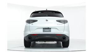 Alfa Romeo Stelvio Sprint 2025 d'occasion en excellent état, transmission intégrale, moteur turbo, boîte automatique, pneus R18, intérieur cuir, régulateur de vitesse adaptatif, jantes en alliage d'aluminium, électrique - Product Image 3