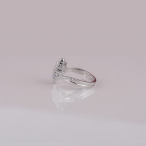 Anillo de compromiso de diamante cultivado en laboratorio con corte redondo, chapado en oro sólido de 10KT, certificado IGI, su regalo perfecto para cumpleaños - Product Image 2