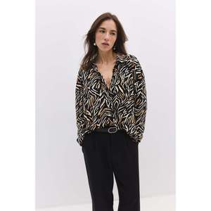 Camisa Casual con Estampado y Logotipo Frontal - Product Image 1