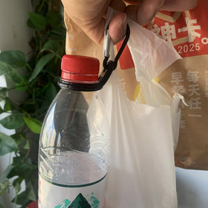 Clip para Botella de <span class=keywords><strong>Agua</strong></span>, Mosquetón de Acero Inoxidable, Porta Botellas de <span class=keywords><strong>Agua</strong></span> <span class=keywords><strong>Mineral</strong></span> Reutilizable de Silicona Portátil para Acampar y Hacer Senderismo al Aire Libre - Product Image 3