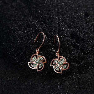 Boucles d'oreilles pendantes CLARA en argent sterling 925, forme géométrique fleurie, pour mariages et soirées, avec pierre principale diamant et perle, finition or - Product Image 3