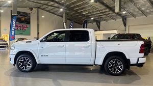 Mejor Precio 2025 R A M 1500 Laramie Sport Hurricane SO RamBox 3.0L Doble Cabina Ute SWB 4x4 Volante a la Derecha - Product Image 3