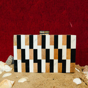 Sac à main en résine artisanale et incrustations de bois naturel avec motif de blocs verticaux, sac à main de soirée élégant et luxueux pour femmes - Product Image 1