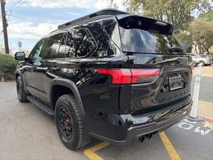 Toyota Sequoia TRD Pro 4WD Negra 2025 Usada con Asientos de Cuero, Sistema de Navegación, Paquete de Tecnología de Arranque Remoto y Asientos en la Tercera Fila - Product Image 2
