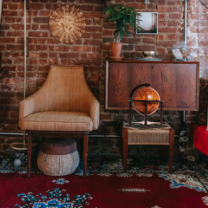 Globe Bar 13 pouces rouge avec support en bois à 4 pieds Armoire à liqueur de style vintage pour la décoration de la maison et du bureau - Product Image 6