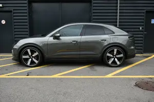 SUV Compacto de Lujo Usado 2024, Transmisión Automática, Portaequipajes Metálico, Asientos de Cuero, Características Interiores Premium - Product Image 5