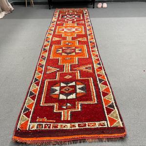 Tapis vintage 2,7 x 11,4 pieds, tapis turc, tapis en laine rouge à motifs floraux - Product Image 1