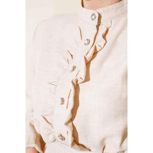 ชุดผ้าลินินด้านหน้ามีระบายสีเบจ - Product Image 1