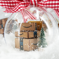 Boule à neige de Noël amusante avec mini boîtes d'amoureux voyageurs, scène de vacances festive, boule de Noël et décorations d'arbre