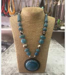 Lujoso collar de cuentas de resina de moda hermoso pulido de la mejor calidad personalizado hecho a mano para mujeres de la India. - Product Image 1