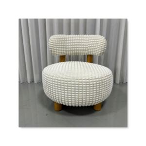 Chaise de salon au design nordique Style opulent et confort haut de gamme - Product Image 1