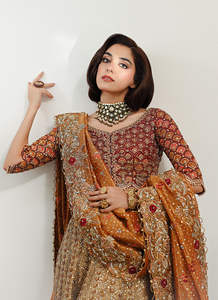 ชุดเจ้าสาวผ้าชีฟองแบบทางการของปากีสถานชุดกระโปรงยาวถึงพื้นพร้อมพู่ประดับด้วยลูกปัดและกระดุมตกแต่งโลโก้ด้านหน้าแบบซักได้ - Product Image 4