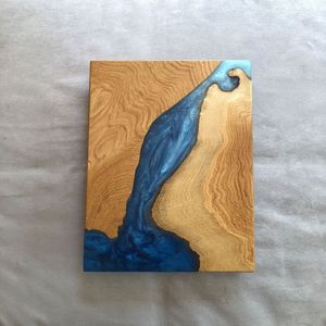 Tabla de cortar de resina artística hecha con capa de resina brillante y tono de madera rico, perfecta para uso diario en la cocina y chapado fino - Product Image 4