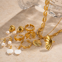 Vente en gros de bijoux en acier inoxydable plaqué or 18 ct style IG inspirés des étoiles de mer et des coquillages bagues en imitation de perles boucles d'oreilles chaînes