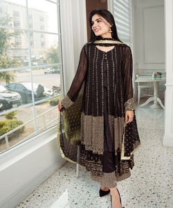 Fashion Fusion: estilo pakistaní Salwar Kameez: fusión de estilos tradicionales y modernos, creando una moda elegante y elegante - Product Image 1