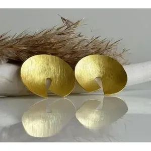 Boucles d'oreilles clous en laiton plaqué or faites à la main avec perle et design numérique en diamant - Product Image 1