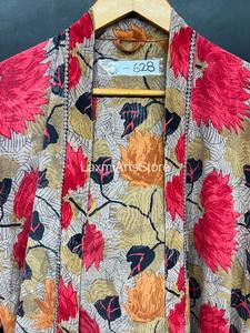 Robe kimono en crêpe de soie faite à la main pour femmes |   Écharpe en soie Sari avec taille élastique et motif floral |   Logo avant |   Vêtements de détente pour resort - Product Image 2