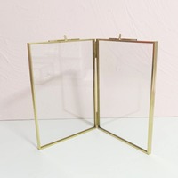 Cornice per foto in metallo dal Design moderno con finitura in oro opaco realizzata per la vita contemporanea e l'arredamento dello spazio di lavoro