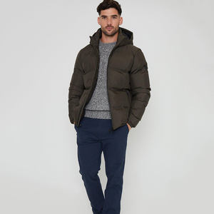 Vente en gros Logo personnalisé Veste bouffante à capuche ajustable avec fermeture éclair Veste pour homme matelassée Chaleur extrême en hiver - Product Image 1