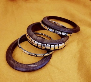 Ensemble de bracelets en bois et en laiton faits à la main Style bohème traditionnel Bijoux de mode en matériaux mixtes pour femmes - Product Image 3