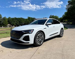 Audi Q8 e-tron quattro Premium Plus 2024 d'occasion en excellent état - Product Image 3