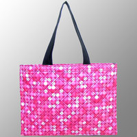 Sac fourre-tout matelassé en toile impression par transfert de chaleur doublure en satin rembourrage doux poignées Web entièrement personnalisées sac de plage cadeau en toile colorée