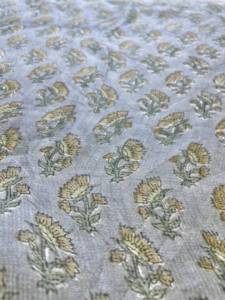 Tela de Algodón Estampada a Mano con Diseño Floral Pequeño sobre Base Gris, Estampado Buti Indio Minimalista - Product Image 3