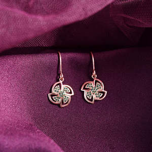 Boucles d'oreilles pendantes CLARA en argent sterling 925, forme géométrique fleurie, pour mariages et soirées, avec pierre principale diamant et perle, finition or - Product Image 2