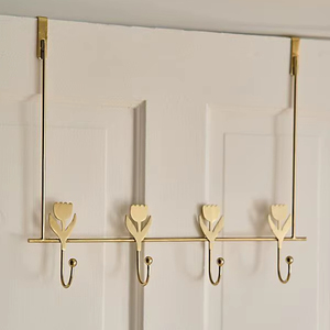 Porte-manteau en métal pour entrée avec une forme élégante, idéal pour présenter des couronnes de saison et des décorations de porte - Product Image 1