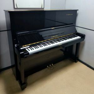Piano Vertical Acústico de Lujo Profesional Yamaha U3C en Oferta, Usado, con Estilo Mecánico - Product Image 1